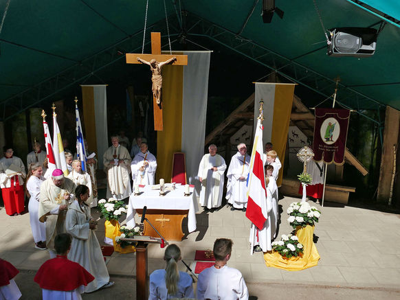 Festgottesdienst zum 1.000 Todestag des Heiligen Heimerads auf dem Hasunger Berg (Foto: Karl-Franz Thiede) Festgottesdienst zum 1.000 Todestag des Heiligen Heimerads auf dem Hasunger Berg (Foto: Karl-Franz Thiede)